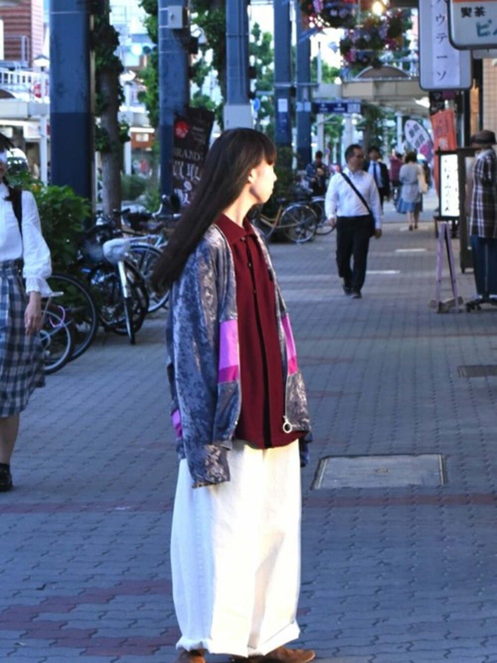 「デニム、ストリート、ジャージ、ベロア、edwina horl、春コーデ、夏コーデ、OVIE STUDIO、エドウィナホール、tac:tac」｜「Edwina HorlのEdwina Horl デニムワイドパンツ white（デニムパンツ、ホワイト系）」を使った、OVIE STUDIOさん（レディース・163cm）の春コーディネートの1枚目の写真