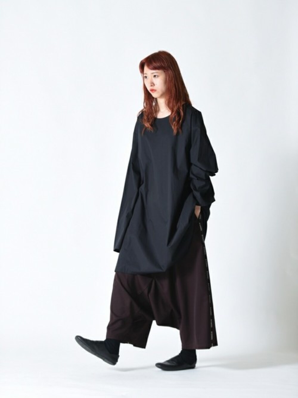 ブラック系のその他シューズ、ブラック系のTシャツ/カットソー、ブラウン系のその他パンツを着用したレディースの夏コーディネートの1枚目の写真