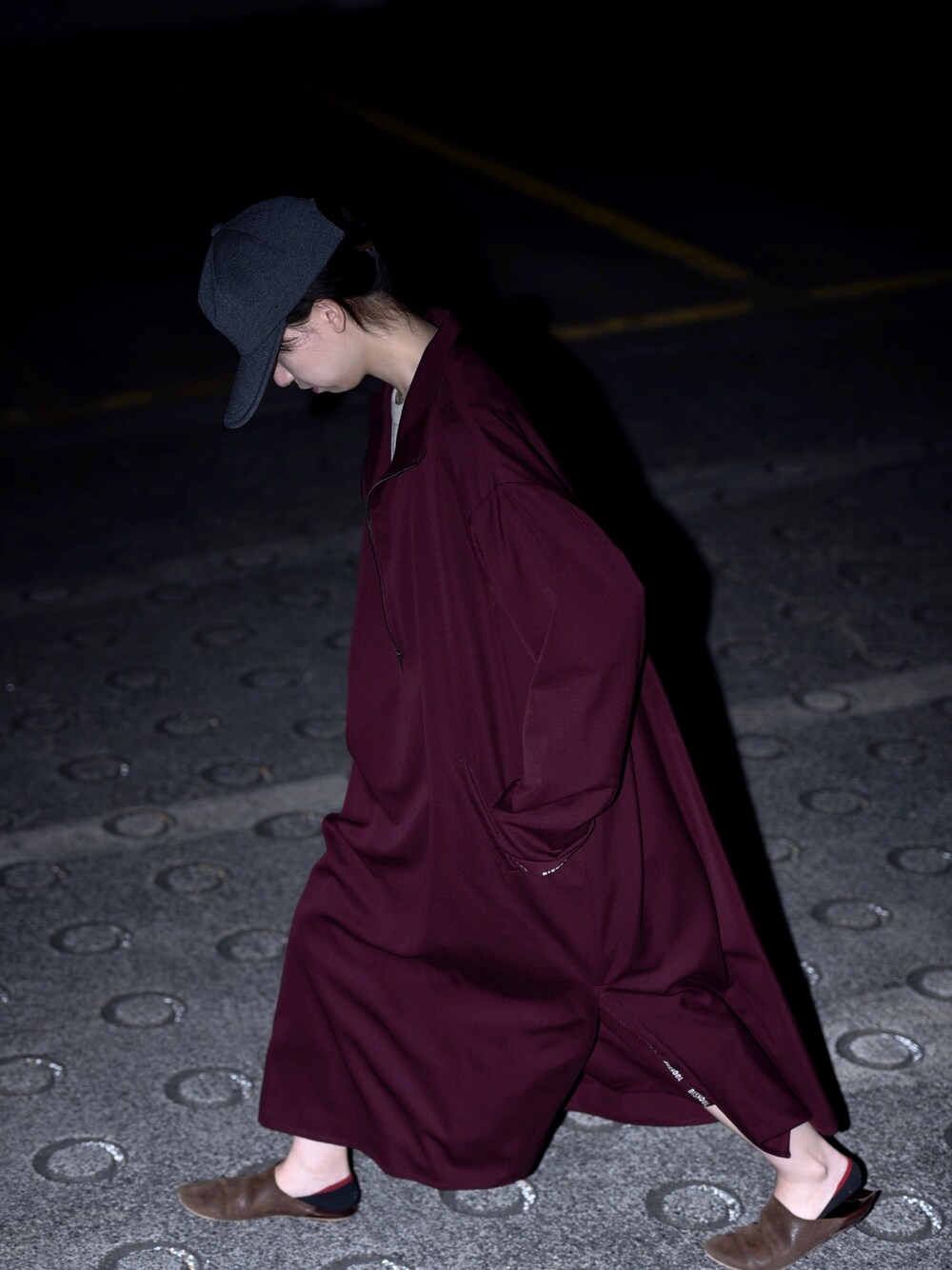 レッド系のワンピース、ブラウン系のその他シューズを着用したレディースの夏コーディネートの1枚目の写真