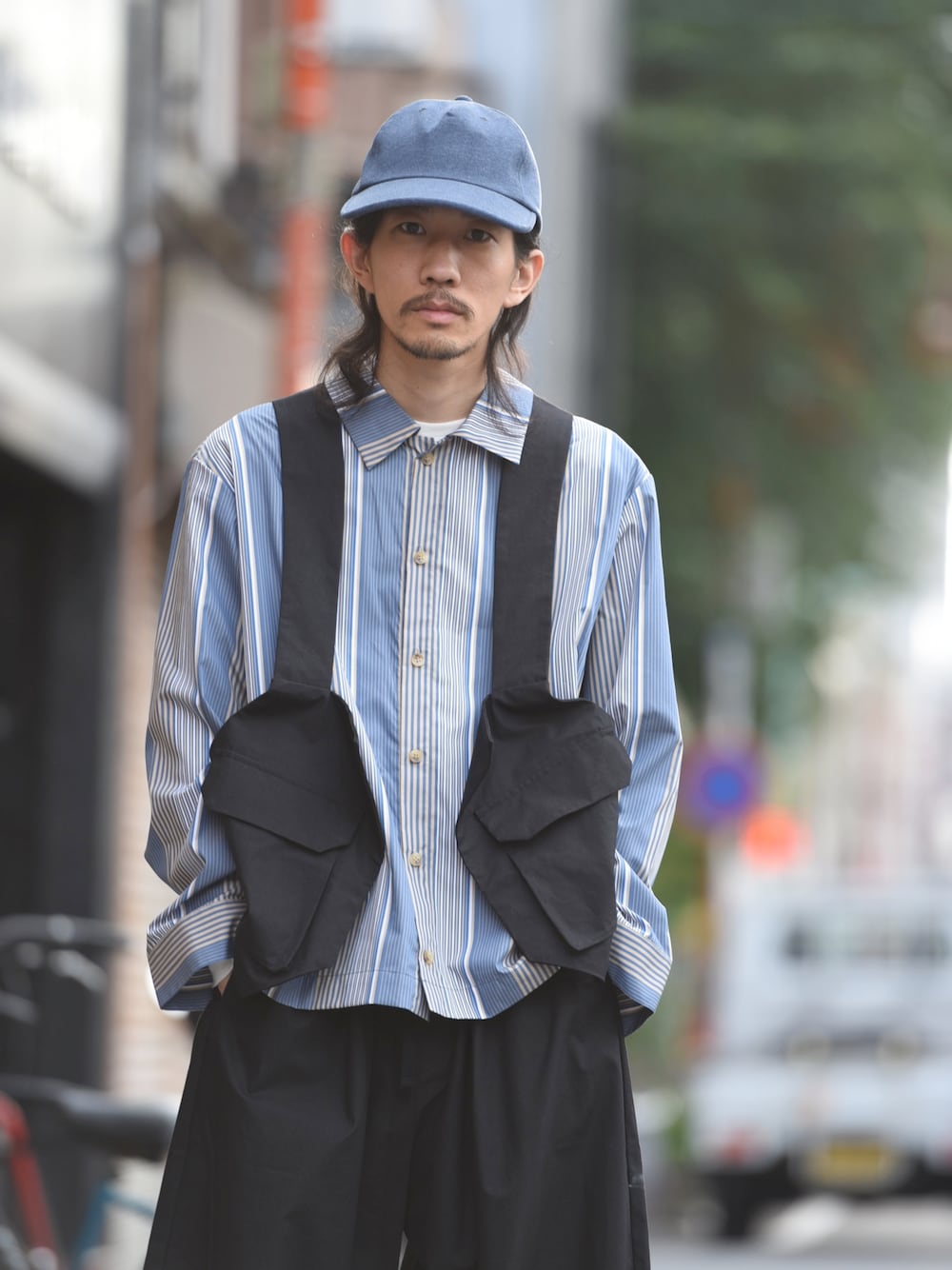 ブルー系のシャツ/ブラウス、ブラック系のベストを着用したメンズの夏コーディネートの1枚目の写真
