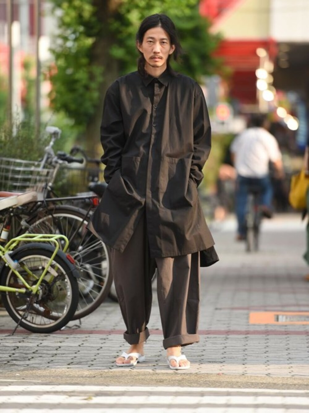ブラック系のその他アウター、ブラック系のその他パンツを着用したメンズの夏コーディネートの1枚目の写真