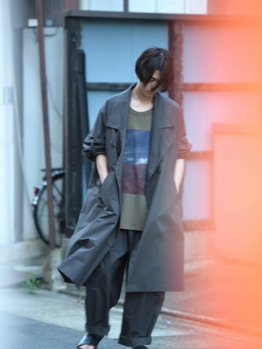 「セットアップ、トレンチコート、my beautiful landlet、OVIE STUDIO」｜「my beautiful landletのMy Beautiful Landlet Bafu Cottonワイドロングコート OVIE STUDIO limited charcoal（トレンチコート、グレー系）」を使った、OVIE STUDIOさん（メンズ・173cm）の夏コーディネートの1枚目の写真