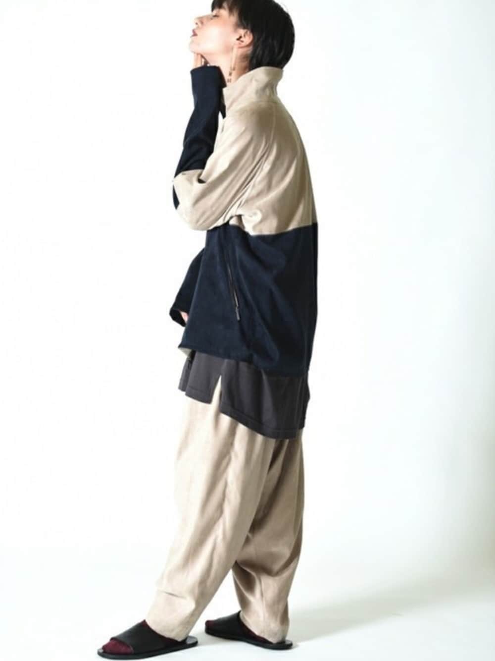 「シンプルコーデ、セットアップ、OVIE STUDIO、YANTOR」｜「YANTORのYANTOR Suede Track Suits beige navy/charcoal black/white beige（マウンテンパーカー、ブルー系）」を使った、OVIE STUDIOさん（メンズ・100cm）の夏コーディネートの1枚目の写真