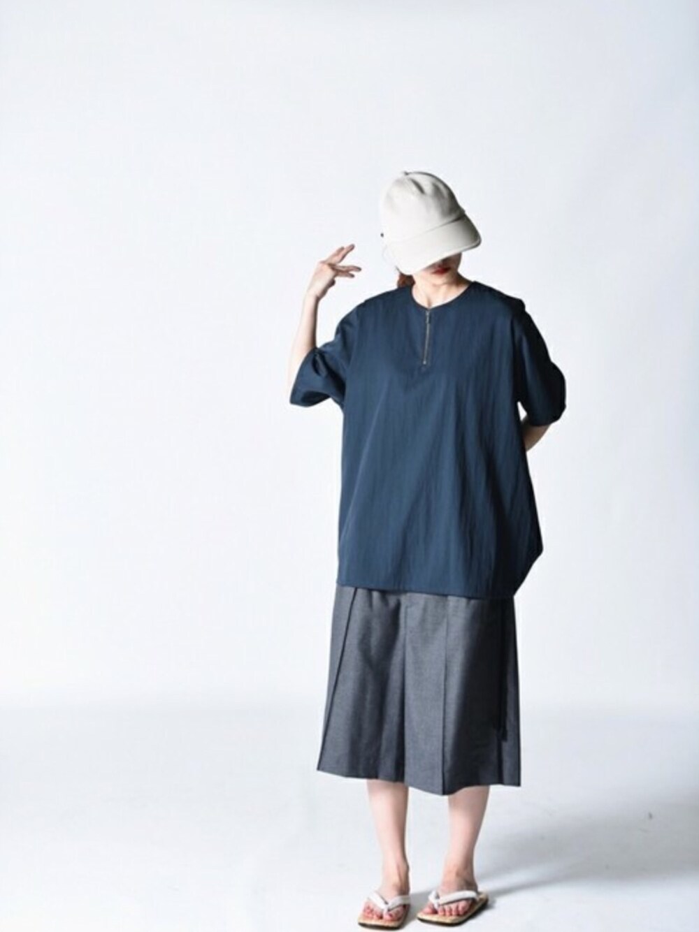「夏、シンプル、OVIE STUDIO、BISHOOL、Essay、VOAAOV」｜「ESSAYのESSAY LONGBRIM B.B CAP（キャップ、ベージュ系）」を使った、OVIE STUDIOさん（レディース・163cm）の夏コーディネートの1枚目の写真