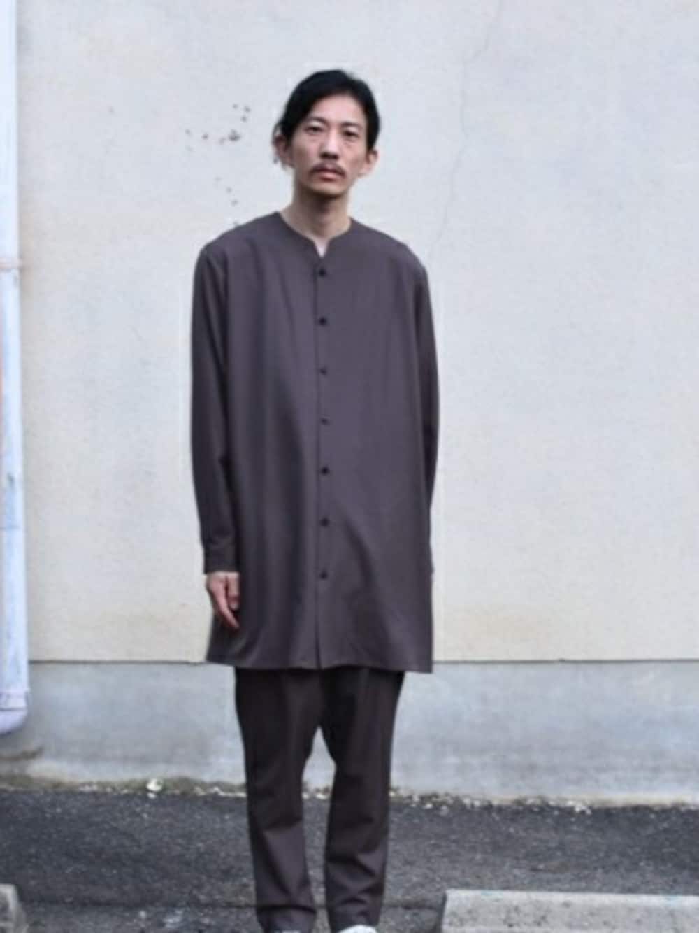 ベージュ系のスラックス、ベージュ系のシャツ/ブラウスを着用したメンズの秋コーディネートの1枚目の写真