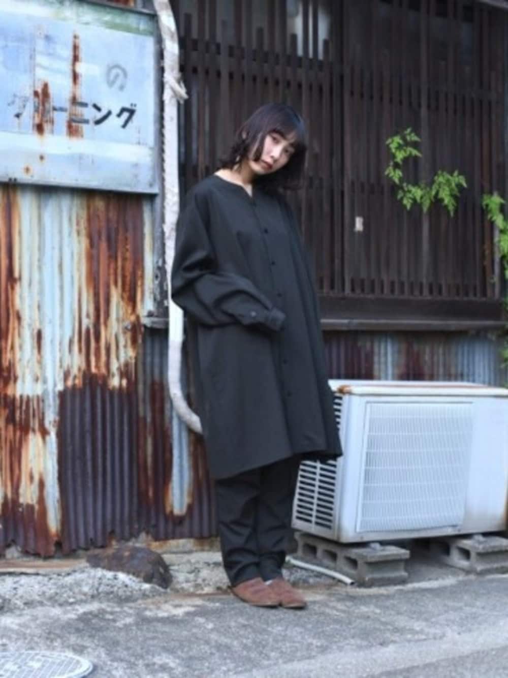 「セットアップ、ロングシャツ、カーキ、ユニセックス、ルームシューズ、OVIE STUDIO、AUTTAA、秋コーデ、BISHOOL、ビシュール」｜「BISHOOLのBISHOOL Wool Gabardine 01 Rapel long Shirt Black（シャツ/ブラウス、グリーン系）」を使った、OVIE STUDIOさん（レディース・156cm）の秋コーディネートの1枚目の写真