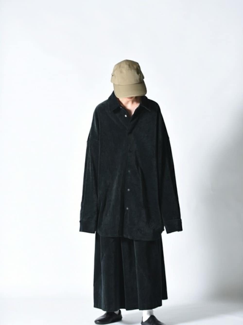 「コーデュロイ、スカート、ジェットキャップ、my beautiful landlet、秋、Essay、OVIE STUDIO、AUTTAA、秋コーデ」｜「my beautiful landletのMy Beautiful Landlet コーディロイビッグシャツ（シャツ/ブラウス、ブラック系）」を使った、OVIE STUDIOさん（レディース・163cm）の秋コーディネートの1枚目の写真
