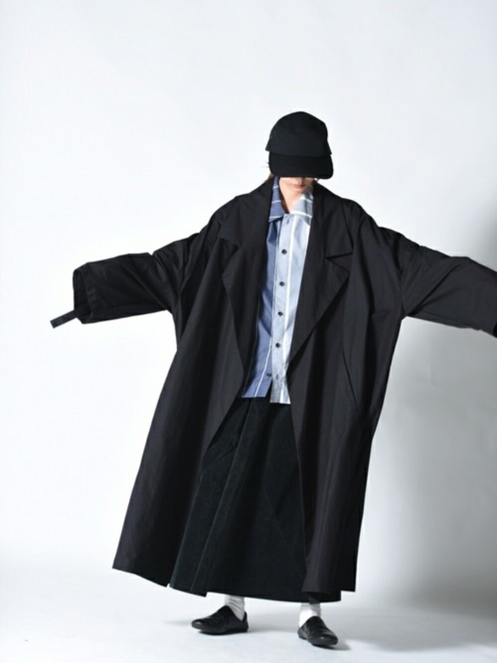 「black、オールブラック、冬コーデ、ロングコート、my beautiful landlet、YANTOR、Essay、OVIE STUDIO、AUTTAA、VOAAOV」｜「my beautiful landletのMy Beautiful Landlet コーデュロイワイドスカート（スカート、ブラック系）」を使った、OVIE STUDIOさん（レディース・163cm）の秋コーディネートの1枚目の写真
