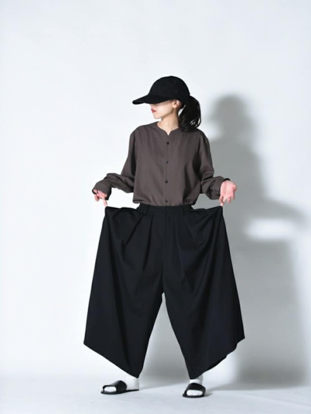 「冬コーデ、ワイドパンツ、袴、ジェットキャップ、シャツスタイル、Essay、OVIE STUDIO、秋コーデ、BISHOOL、ビシュール」｜「BISHOOLのBISHOOL wool gabardine back rubber 袴 pants（その他パンツ、ブラック系）」を使った、OVIE STUDIOさん（レディース・163cm）の秋コーディネートの1枚目の写真