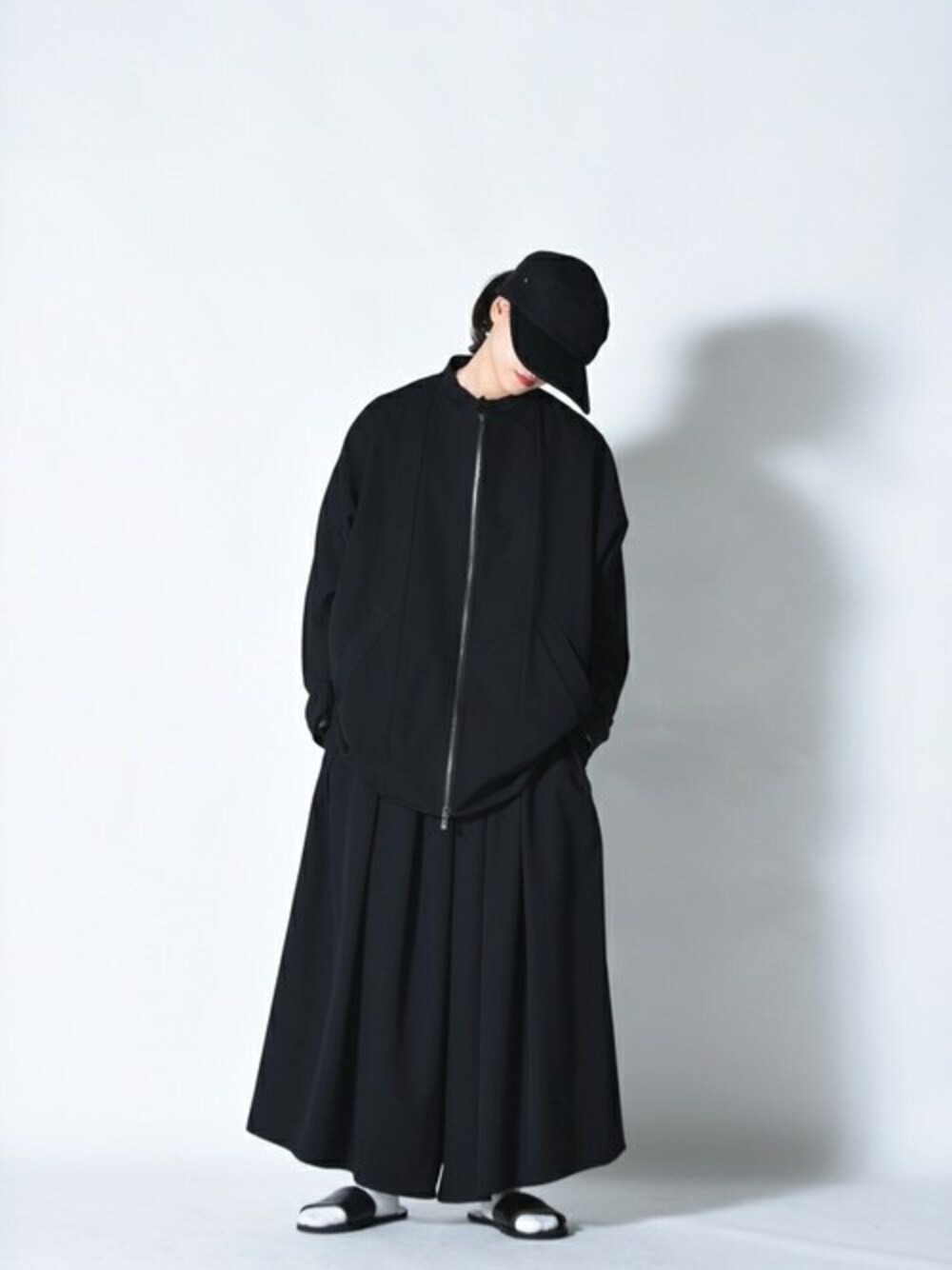 「セットアップ、ブラック、オールブラック、冬コーデ、袴、Essay、ALL BLACK、OVIE STUDIO、BISHOOL、ビシュール」｜「BISHOOLのBISHOOL wool gabardine back rubber 袴 pants（その他パンツ、ブラック系）」を使った、OVIE STUDIOさん（レディース・163cm）の秋コーディネートの1枚目の写真