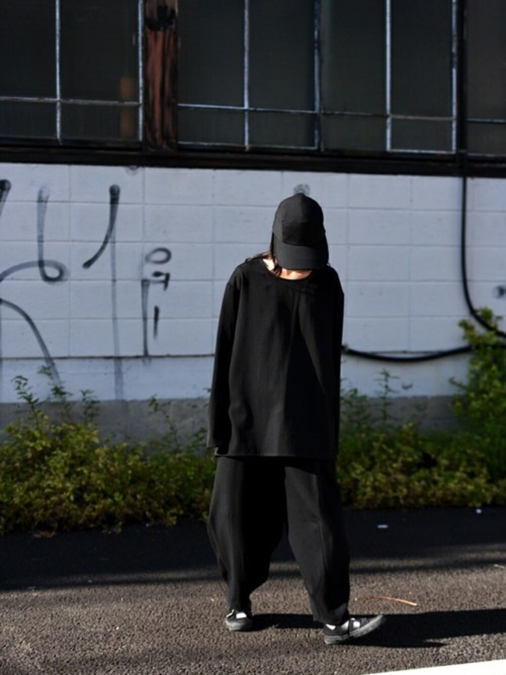 「セットアップ、black、ブラック、オールブラック、モード、ジェットキャップ、Essay、OVIE STUDIO、秋コーデ、BISHOOL」｜「BISHOOLのBISHOOL Wool Cocoon Pants（その他パンツ、ブラック系）」を使った、OVIE STUDIOさん（レディース・163cm）の秋コーディネートの1枚目の写真