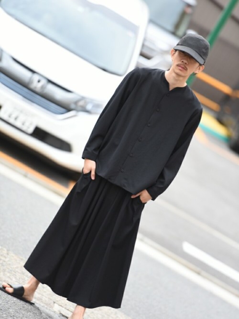 「セットアップ、black、ブラック、袴、シャツスタイル、Essay、ALL BLACK、OVIE STUDIO、BISHOOL、ビシュール」｜「BISHOOLのBISHOOL wool gabardine back rubber 袴 pants（その他パンツ、ブラック系）」を使った、OVIE STUDIOさん（メンズ・180cm）の秋コーディネートの1枚目の写真