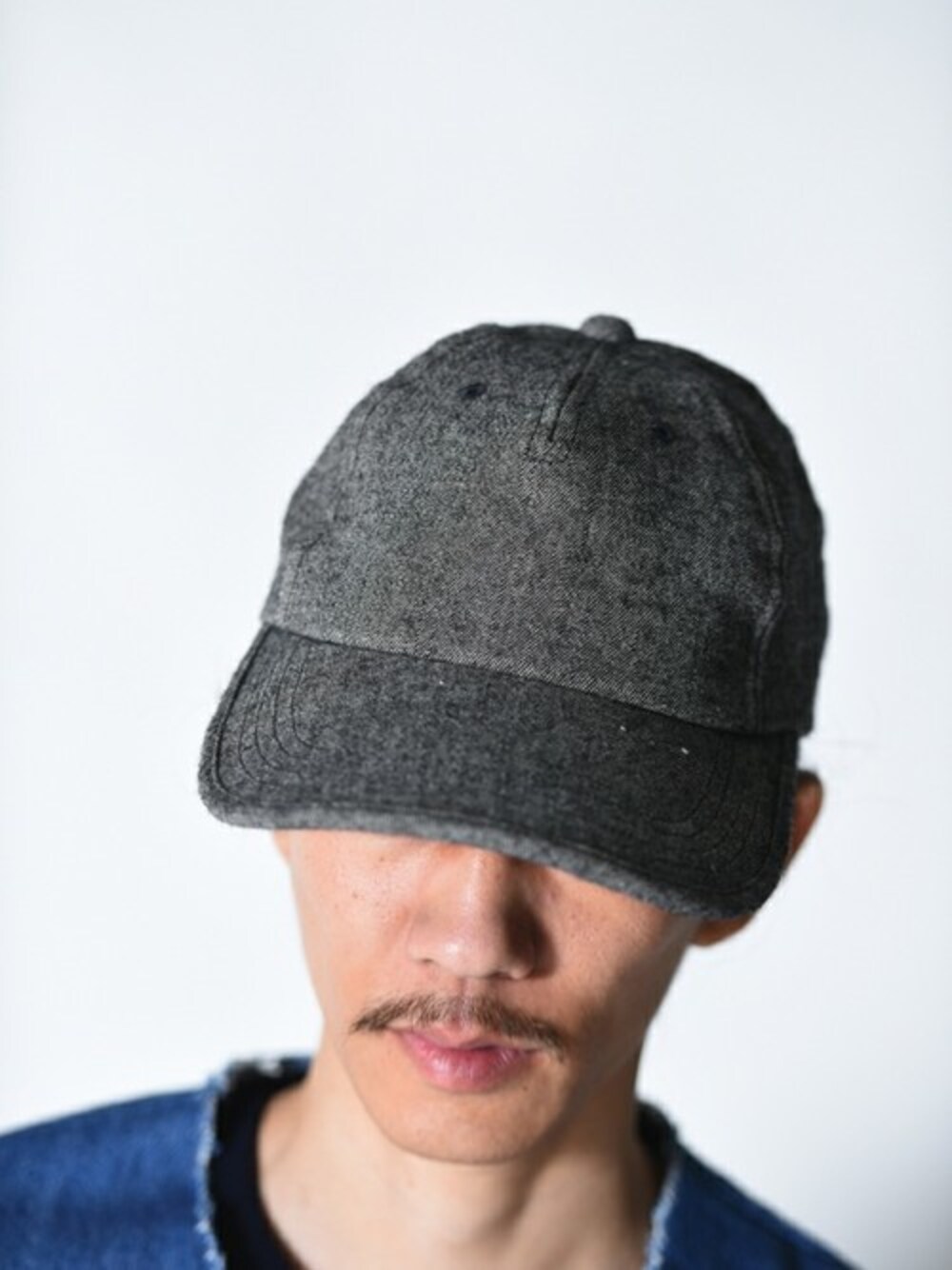 「キャップ、ベースボールキャップ、春、Essay、OVIE STUDIO、ダークグレー、ロングブリム、エッセイ」｜「ESSAYのESSAY LONGBRIM B.B CAP（キャップ、ブラック系）」を使った、OVIE STUDIOさん（メンズ・180cm）の冬コーディネートの1枚目の写真