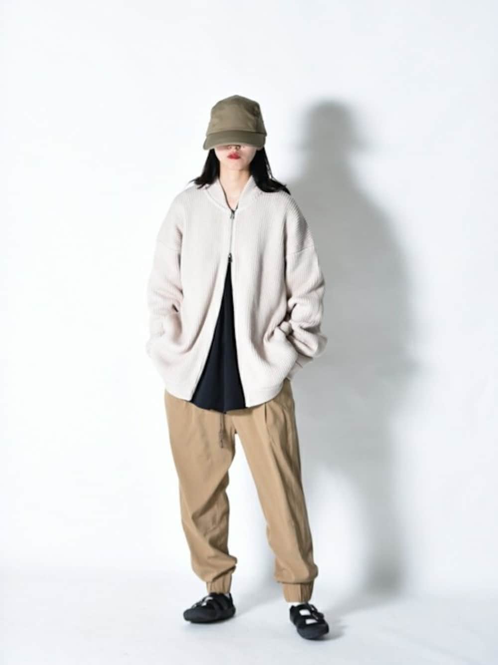 「ワントーンコーデ、ベージュ、キャップ、ユニセックス、edwina horl、ベージュコーデ、春コーデ、Essay、OVIE STUDIO、crepuscule」｜「Edwina HorlのEdwina Horl ゆったりウエスト紐リブパンツ（その他パンツ、ベージュ系）」を使った、OVIE STUDIOさん（レディース・163cm）の冬コーディネートの1枚目の写真