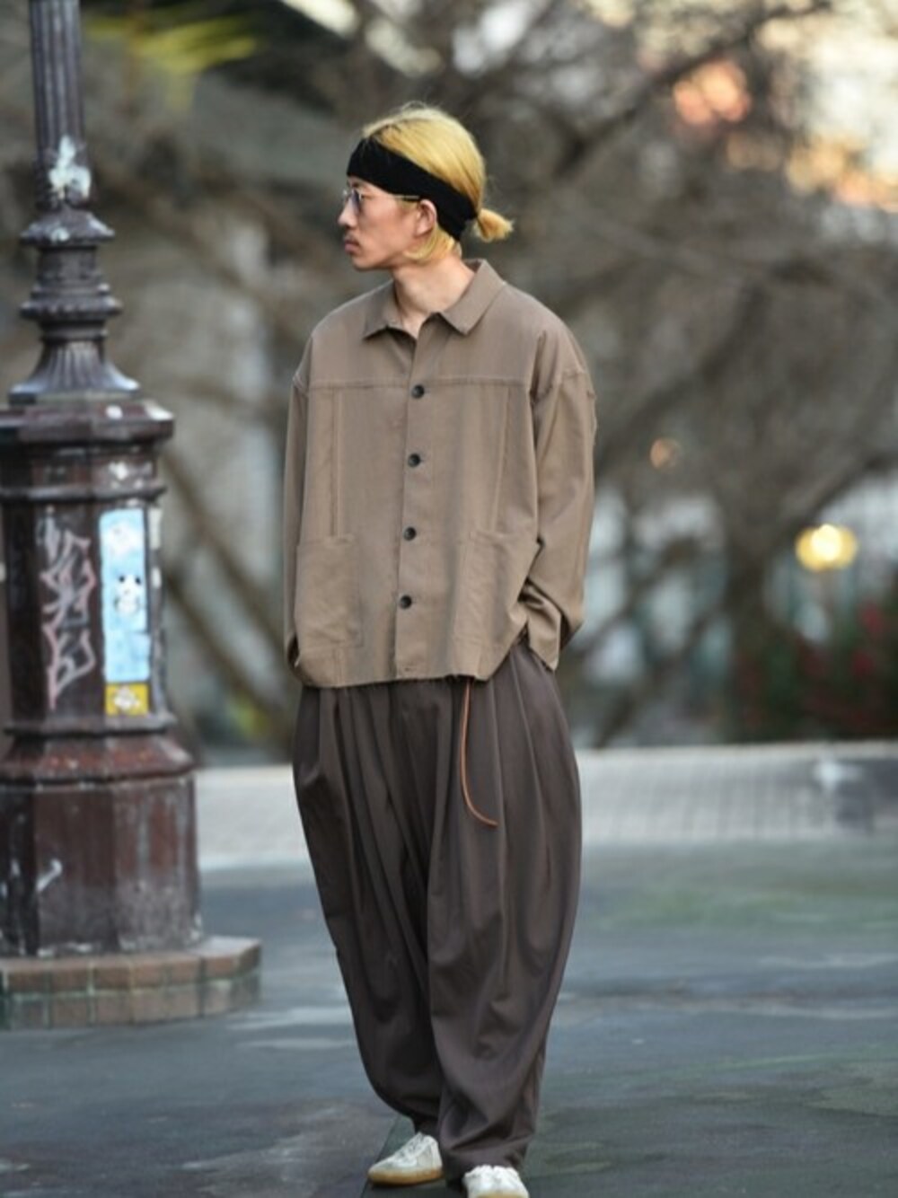 「ベージュ、シャツジャケット、タックパンツ、モード、ベージュコーデ、切りっぱなし、カットオフ、OVIE STUDIO、BISHOOL、ビシュール」｜「BISHOOLのBISHOOL Wool Gabardine Cutoff Jacket（シャツ/ブラウス、ベージュ系）」を使った、OVIE STUDIOさん（メンズ・180cm）の冬コーディネートの1枚目の写真