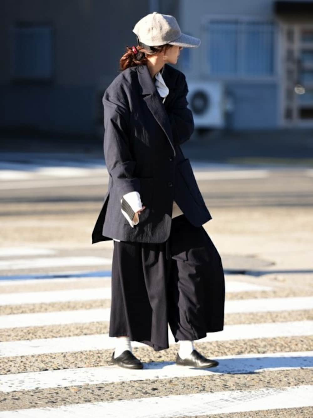 ブルー系のテーラードジャケットを着用したレディースの冬コーディネートの1枚目の写真