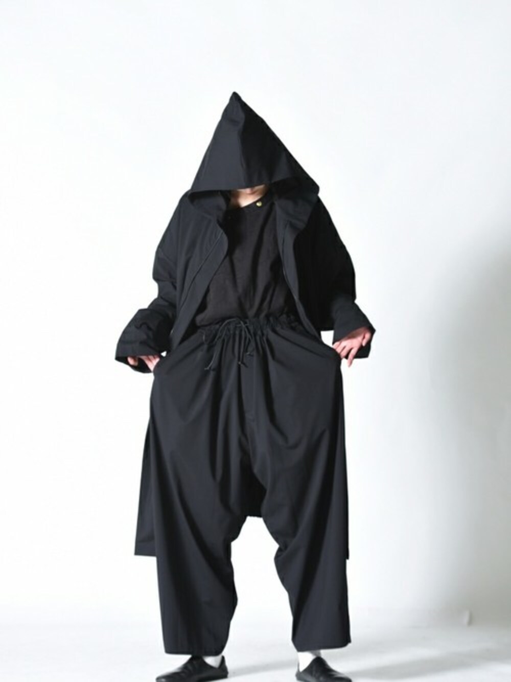 「セットアップ、ブラック、ブラックコーデ、オールブラック、春、my beautiful landlet、春コーデ、ALL BLACK、OVIE STUDIO、マイビューティフルランドレット」｜「my beautiful landletのMy Beautiful Landlet OVIE STUDIO limited レーヨンコクーンパンツ（その他パンツ、ブラック系）」を使った、OVIE STUDIOさん（レディース・163cm）の春コーディネートの1枚目の写真