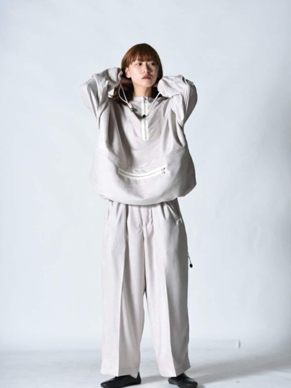 「ホワイト、ALLWHITE、スウェード、オールホワイト、white、春、春コーデ、OVIE STUDIO、ATHA、アタ」｜「ATHAのATHA / FAKE SUEDE ANORAK PARKA（その他アウター、ホワイト系）」を使った、OVIE STUDIOさん（レディース・163cm）の春コーディネートの1枚目の写真