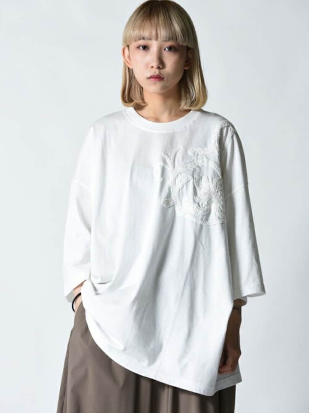 「ビッグシルエット、ホワイト、刺繍、ユニセックス、edwina horl、夏コーデ、ビッグT、OVIE STUDIO、刺繍トップス、エドウィナホール」｜「Edwina HorlのEdwina Horl 刺繍カットソー（Tシャツ/カットソー、ホワイト系）」を使った、OVIE STUDIOさん（レディース・156cm）の夏コーディネートの1枚目の写真