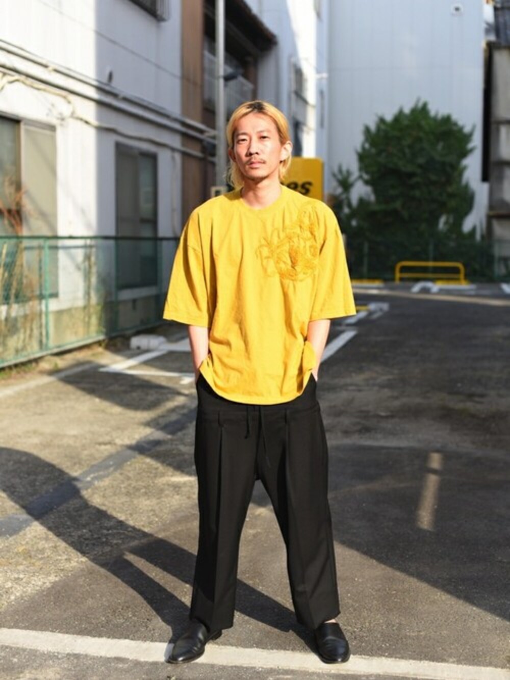 「ビッグシルエット、夏、イエロー、刺繍、ユニセックス、edwina horl、夏コーデ、ビッグT、OVIE STUDIO、エドウィナホール」｜「Edwina HorlのEdwina Horl 刺繍カットソー（Tシャツ/カットソー、イエロー系）」を使った、OVIE STUDIOさん（メンズ・180cm）の夏コーディネートの1枚目の写真