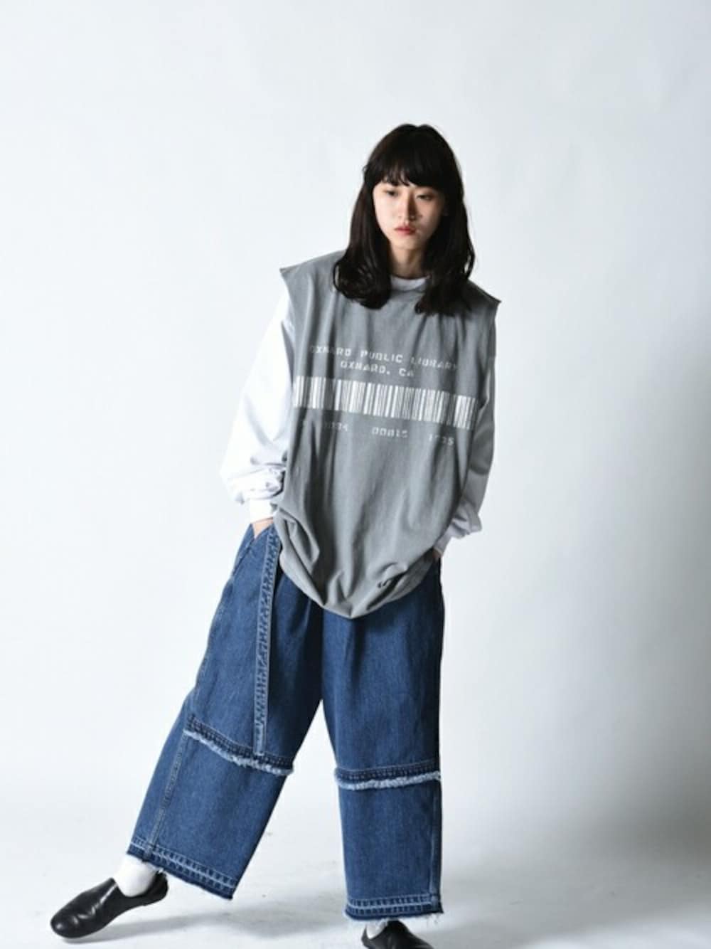 「カットソー、ビッグシルエット、Tシャツ、オーバーサイズ、ノースリーブ、ビッグT、Essay、OVIE STUDIO、エッセイ」｜「ESSAYのESSAY CUT TEE（Tシャツ/カットソー、グレー系）」を使った、OVIE STUDIOさん（レディース・163cm）の夏コーディネートの1枚目の写真