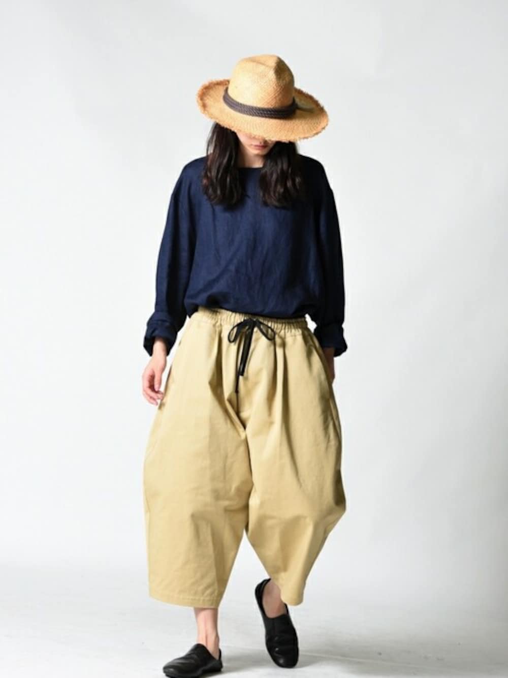 「チノパン、ベージュ、チノパンツ、my beautiful landlet、夏コーデ、むぎわら帽子、OVIE STUDIO、マイビューティフルランドレット、AUTTAA、BISHOOL」｜「my beautiful landletのMy Beautiful Landlet チノコクーン紐ビッグパンツ（その他パンツ、ベージュ系）」を使った、OVIE STUDIOさん（レディース・163cm）の夏コーディネートの1枚目の写真