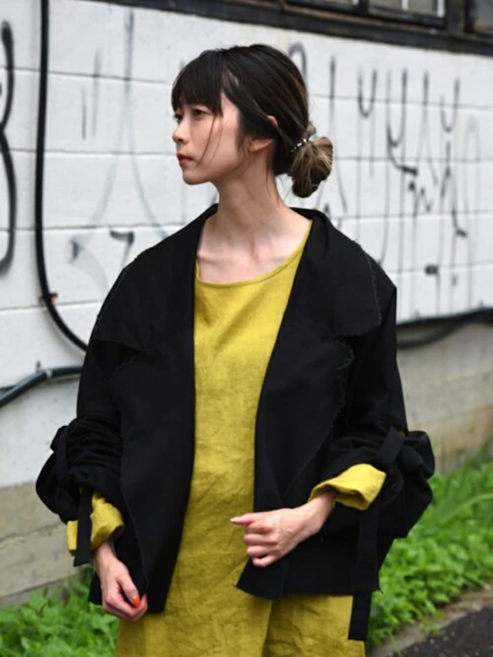 「ブルゾン、ビッグシルエット、black、黄色、休日スタイル、ワイドパンツ、my beautiful landlet、夏コーデ、OVIE STUDIO、秋コーデ」｜「my beautiful landletのMy Beautiful Landlet カットオフチノ袖紐ショートジャケット（その他アウター、ブラック系）」を使った、OVIE STUDIOさん（レディース・156cm）の夏コーディネートの1枚目の写真