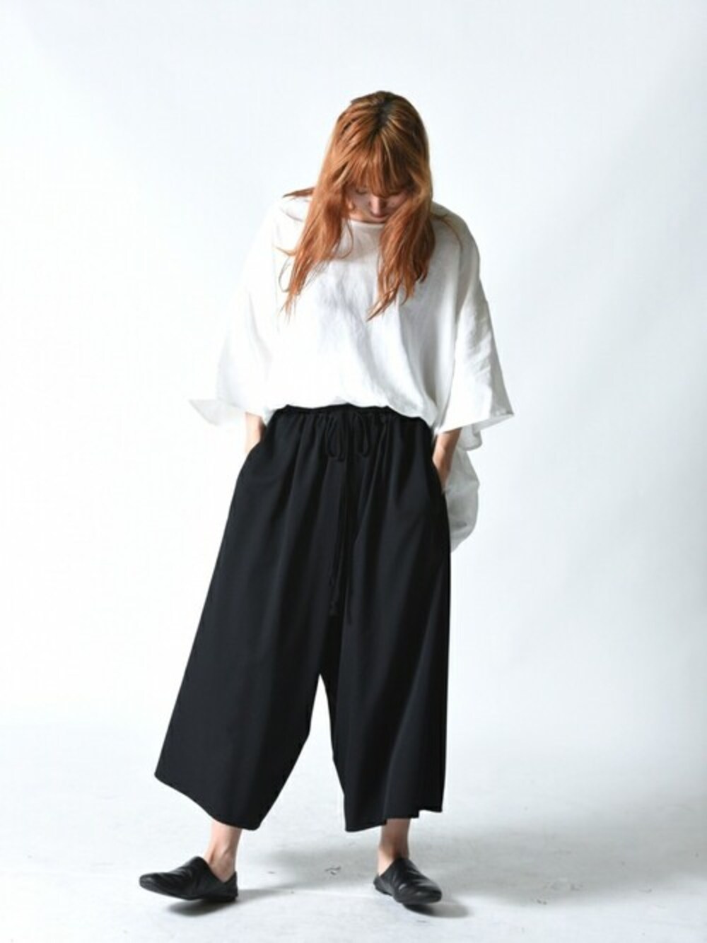 「夏、レザーシューズ、ワイドパンツ、リネン、夏コーデ、白Tシャツ、OVIE STUDIO、AUTTAA、BISHOOL、ビシュール」｜「BISHOOLのBISHOOL Wool Gabardine Pajama Pants（その他パンツ、ブラック系）」を使った、OVIE STUDIOさん（レディース・163cm）の夏コーディネートの1枚目の写真