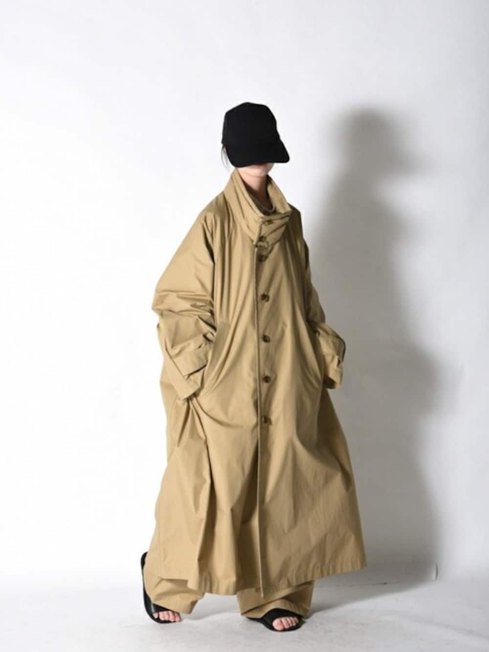 ベージュ系のその他アウターを着用したレディースの夏コーディネートの1枚目の写真