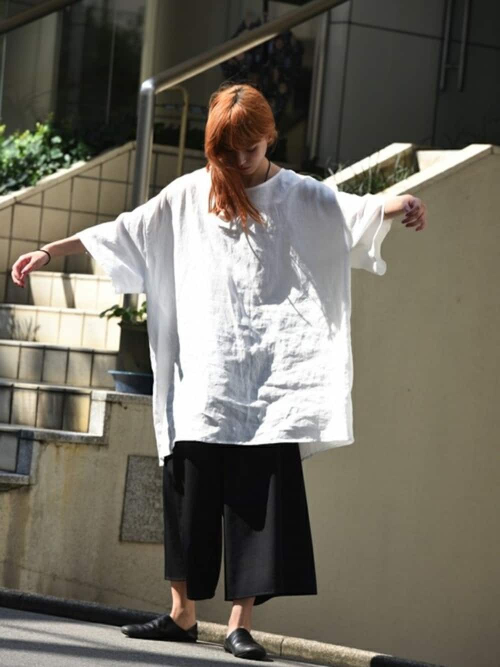 「夏、モノトーン、リネン、夏コーデ、ビッグT、OVIE STUDIO、AUTTAA、アウッタ、BISHOOL、ビシュール」｜「BISHOOLのBISHOOL Wool Gabardine Pajama Pants（その他パンツ、ブラック系）」を使った、OVIE STUDIOさん（レディース・163cm）の夏コーディネートの1枚目の写真