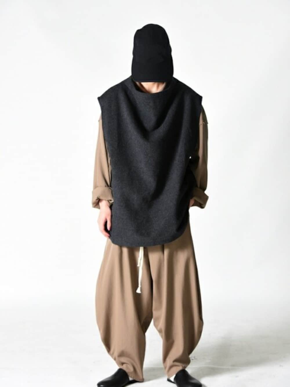 「ビッグシルエット、ベージュ、キャップ、ベスト、ジェットキャップ、OVIE STUDIO、AUTTAA、VOAAOV、BISHOOL、ビシュール」｜「VOAAOVのVOAAOV メルトンドレープベスト（ベスト、ブラック系）」を使った、OVIE STUDIOさん（レディース・163cm）の夏コーディネートの1枚目の写真