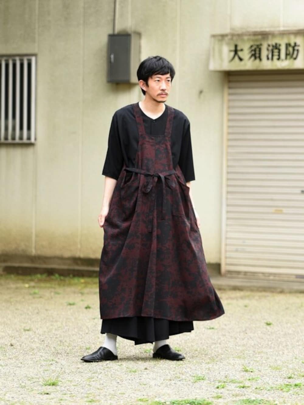 「夏、エプロン、休日スタイル、ユニセックス、モード、エプロンワンピース、夏コーデ、OVIE STUDIO、BISHOOL、ビシュール」｜「BISHOOLのBISHOOL Dyed Bleach Twill All In One Unisex Skirt（つなぎ/オールインワン、レッド系）」を使った、OVIE STUDIOさん（メンズ・180cm）の夏コーディネートの1枚目の写真