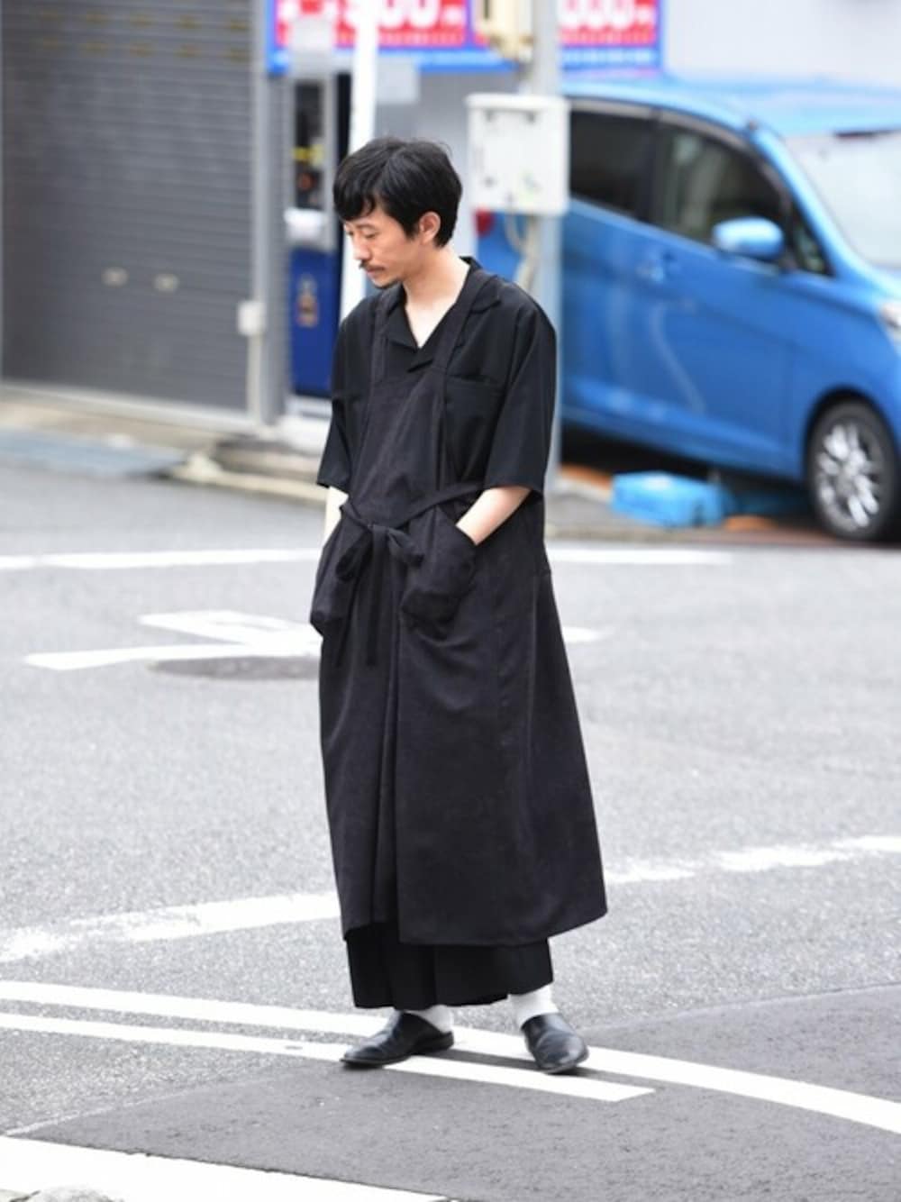 「オールインワン、オーバーオール、エプロン、オーバーサイズ、休日スタイル、モード、エプロンワンピース、OVIE STUDIO、BISHOOL、ビシュール」｜「BISHOOLのBISHOOL Dyed Bleach Twill All In One Unisex Skirt（つなぎ/オールインワン、グレー系）」を使った、OVIE STUDIOさん（メンズ・180cm）の夏コーディネートの1枚目の写真