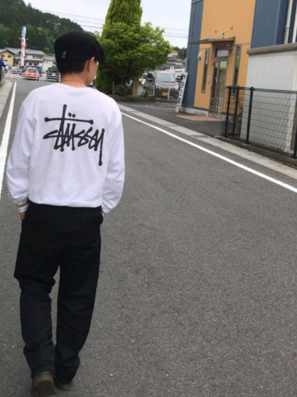 ホワイト系のTシャツ/カットソー、ブラック系のドレスシューズ、ブラック系のハンチング/ベレー帽を着用したメンズの春コーディネートの1枚目の写真