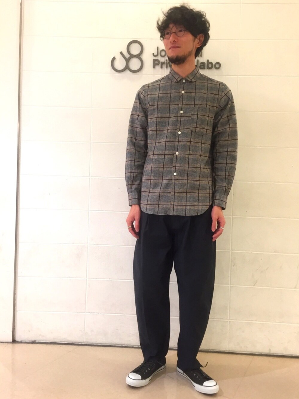 「Johnbull Private labo、johnbull、ジョンブル、ジョンブル　プライベート　ラボ(Johnbull Private labo)、シンプルコーデ、秋服、大人カジュアル、コンバース、秋のコーデ、秋コーデ」｜「Johnbull Private laboのラウンドカラーシャツ（シャツ/ブラウス、ブラウン系）」を使った、TORAKANIさん（メンズ・173cm）の秋コーディネートの1枚目の写真