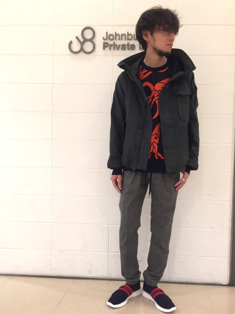 「johnbull、journal standard、ジョンブル、ジョンブル　プライベート　ラボ(Johnbull Private labo)、秋のコーデ、大人カジュアル、カジュアルコーデ、ストリート、ニット、秋コーデ」｜「Johnbull Private laboのデニムユーティリティーシェル（ナイロンジャケット、ブルー系）」を使った、TORAKANIさん（メンズ・173cm）の秋コーディネートの1枚目の写真