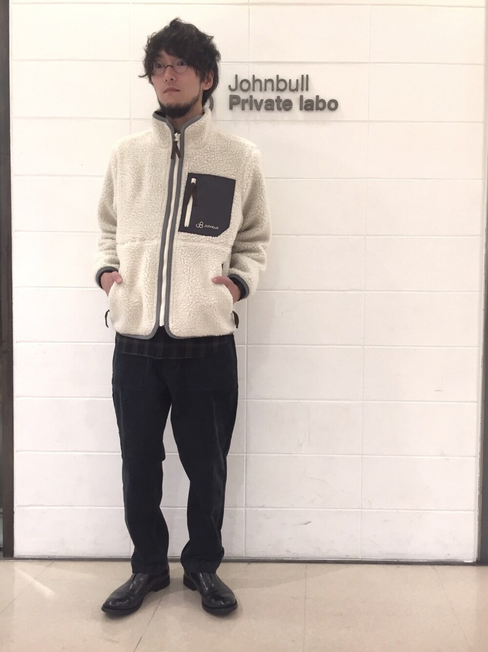 ベージュ系のジャケット/アウター、グリーン系のシャツ/ブラウス、グレー系のその他パンツを着用したメンズの秋コーディネートの1枚目の写真