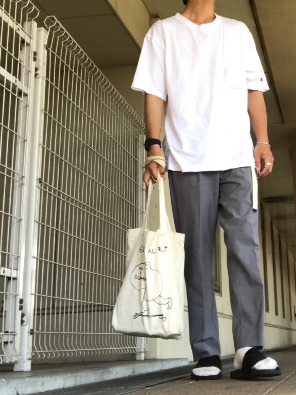 「SHIPS JET BLUEのHENRY＆HENRY: シャワー サンダル（サンダル、ブラック系）」を使った、yusukeさん（メンズ・165cm）の夏コーディネートの1枚目の写真