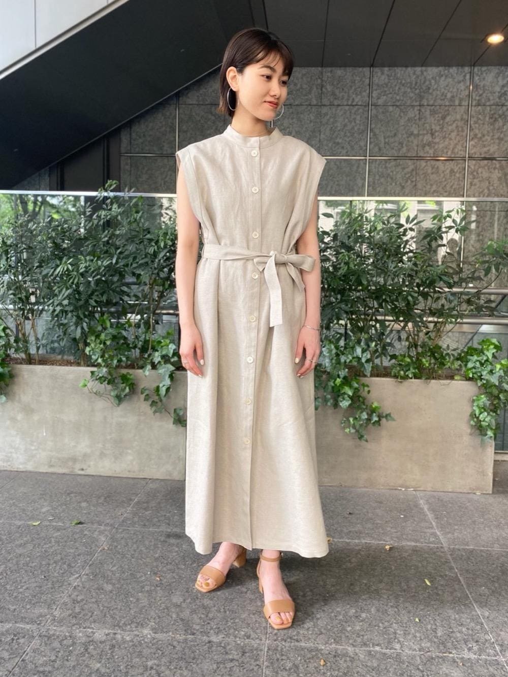 「ウエストマーク、リネン、ジレ、ユナイテッドアローズ、春夏コーデ、フープイヤリング、オデットエオディール、Sandals styling、odetteeodile、Skirt style」｜「UNITED ARROWSのUBMF ラージ フープ イヤリング（イヤリング、シルバー系）」を使った、中井　オデット エ オディール スタッフさん（レディース・157cm）の春コーディネートの1枚目の写真