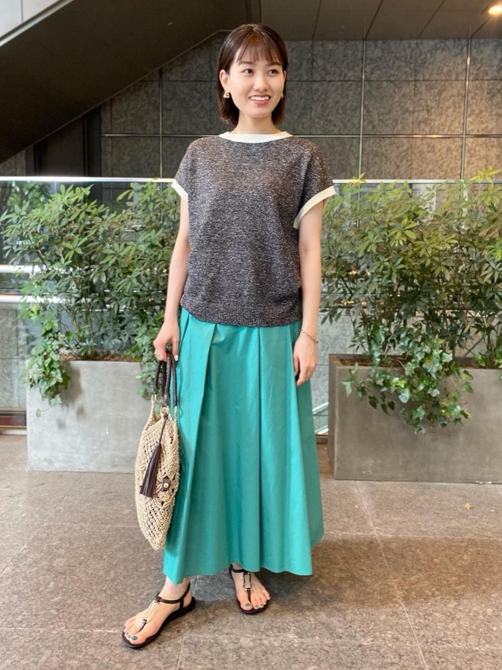 「スカート、リラックス、ユナイテッドアローズ、ビーチサンダル、イパネマ、グリーンスカート、オデットエオディール、Sandals styling、odetteeodile、👟バッグ」｜「IPANEMAのIpanema CLASS MOOD（サンダル、ブラック系）」を使った、中井　オデット エ オディール スタッフさん（レディース・157cm）の夏コーディネートの1枚目の写真