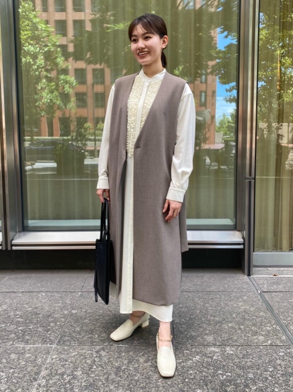 「アウター、ワンピース、トレンド、シューズ、ジレ、ユナイテッドアローズ、Pumps styling、odetteeodile、👟バッグ、休日すたいる」｜「ORSETTOのORSETTO MORBIDO（ショルダーバッグ、ブラック系）」を使った、中井　オデット エ オディール スタッフさん（レディース・157cm）の夏コーディネートの1枚目の写真