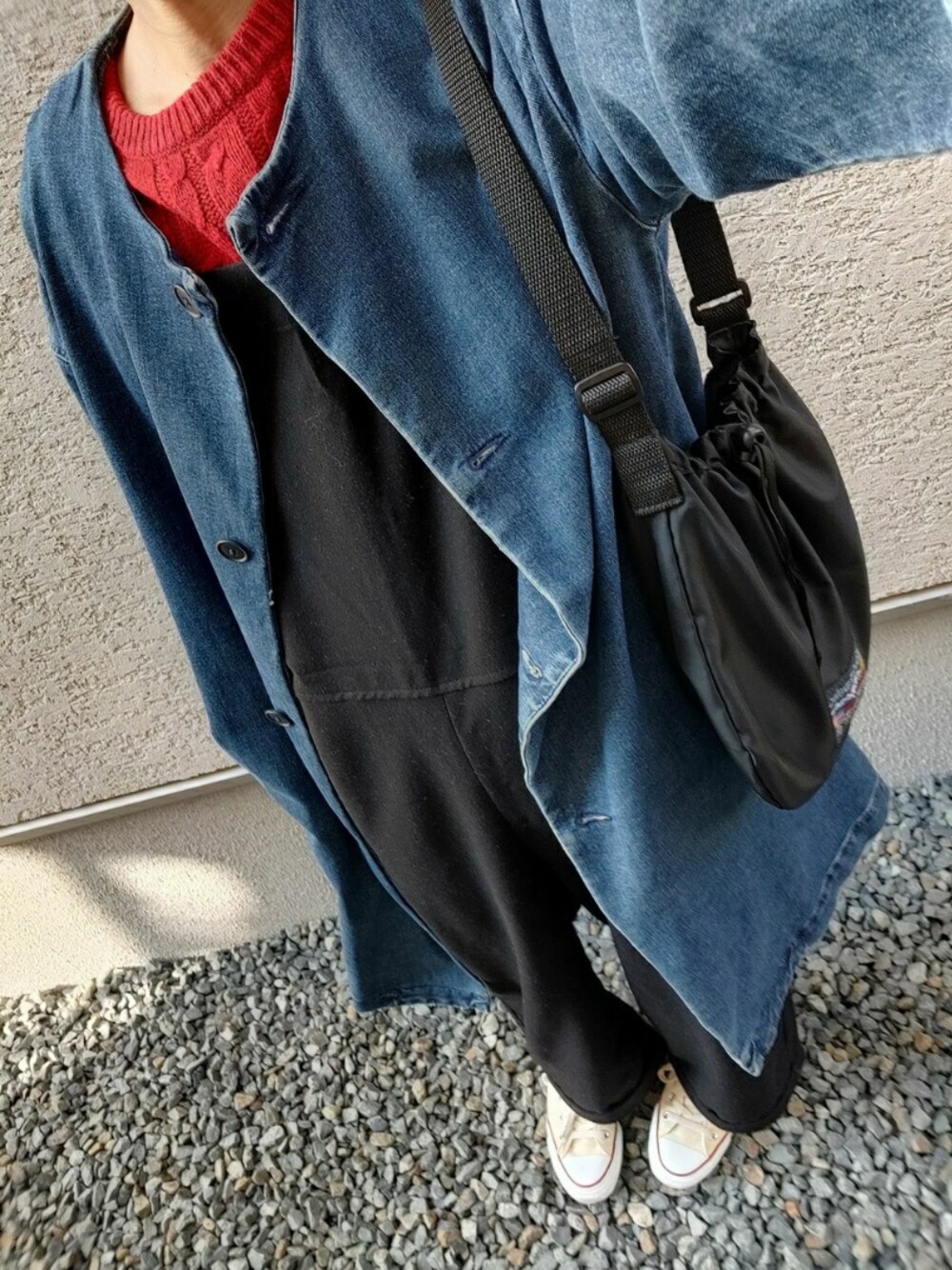 「デニムジャケット、サロペット、タフトラベラー」｜「CIAOPANICのビスチェサロペット（サロペット/オーバーオール、ブラック系）」を使った、ラッキーぼっちゃんさん（レディース・153cm）の秋コーディネートの1枚目の写真