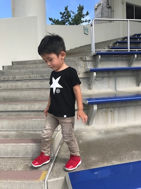 「CONVERSE（コンバース）のアイテム（Tシャツ/カットソー、ブラック系）」を使った、BiiiBさん（キッズ・100cm）の夏コーディネート