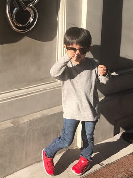 「UNIQLO（ユニクロ）のアイテム（Tシャツ/カットソー、グレー系）」を使った、BiiiBさん（キッズ・100cm）の冬コーディネート