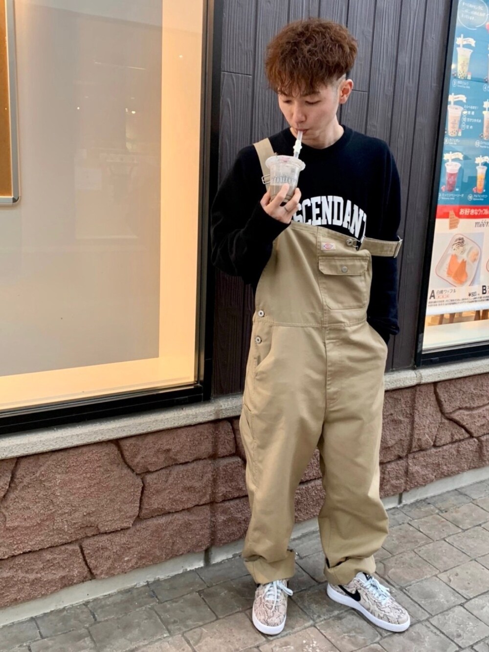 ブラック系のスウェット、ベージュ系のサロペット/オーバーオール、その他のスニーカーを着用したメンズの春コーディネートの1枚目の写真