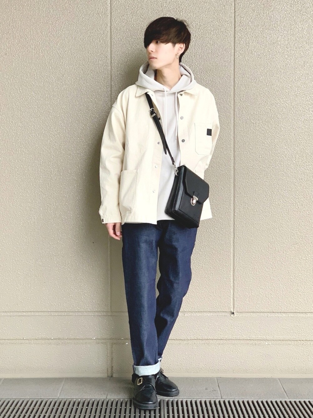 「春服、カバーオール、デニム、ショルダーバッグ、春コーデ、パーカー、オーバーサイズ、休日スタイル、古着MIX、スクエアバッグ」｜「tk.TAKEO KIKUCHIのビッグカバーオール（ブルゾン、ホワイト系）」を使った、yagisyuさん（メンズ・169cm）の春コーディネートの1枚目の写真