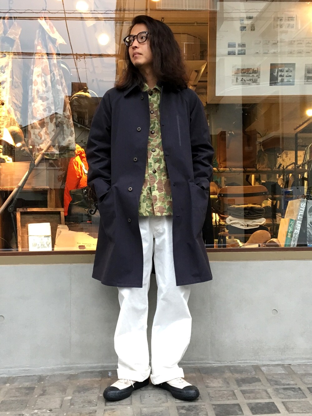 「カジュアル、カジュアルコーデ、きれいめカジュアル、雨の日コーデ、ステンカラーコート、カモフラ、ホワイトパンツ、ホワイトコーデ、ミリタリー、ロン毛」｜「Nigel Cabournのアイテム（ステンカラーコート、ブルー系）」を使った、OGさん（メンズ・172cm）の春コーディネートの1枚目の写真