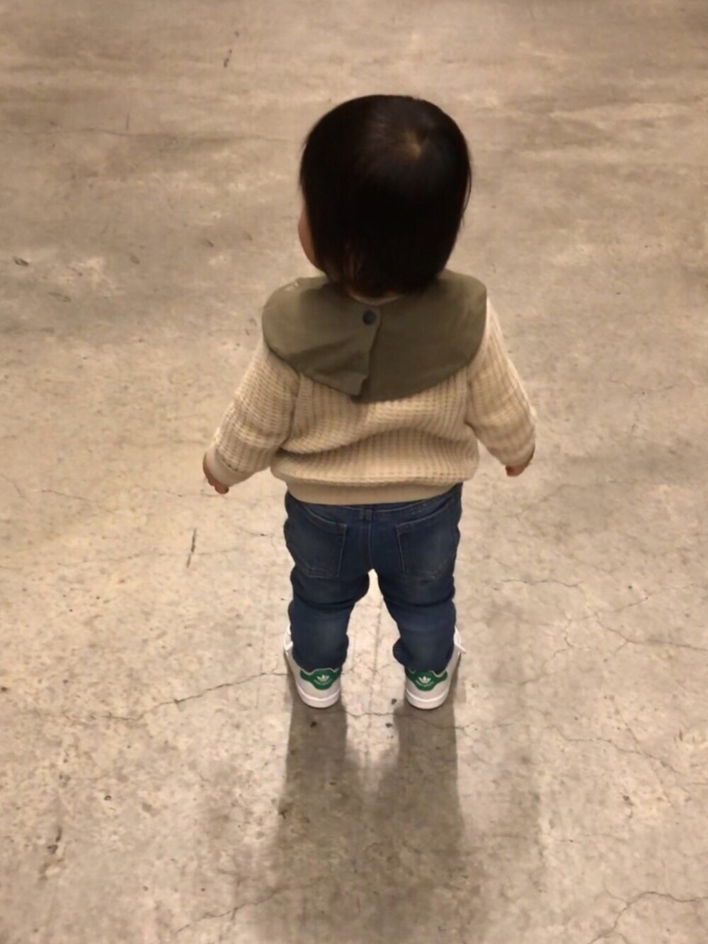 「1歳3ヶ月、スタンスミス、quoti use fith、おとこのこ、1歳、かいりっぴ」｜「ママハンドメイドのアイテム（スタイ/よだれかけ、グリーン系）」を使った、⋒kairippi⋒さん（キッズ・80cm）の冬コーディネートの1枚目の写真