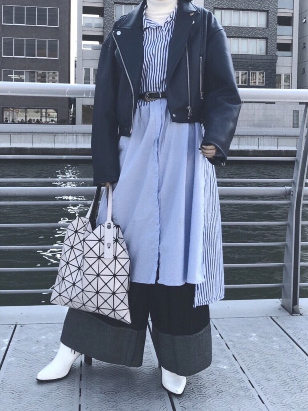 「おしゃれさんと繋がりたい、SLY、今日のコーデ」｜「SLYのTWO COLLAR FAUX LEATHER JK（ライダースジャケット、ブルー系）」を使った、Mさん（レディース・157cm）の春コーディネートの1枚目の写真