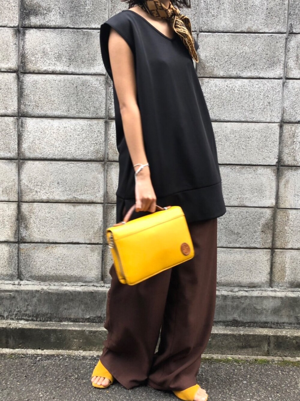 「EMODA、FENDI」｜「EMODAのアイテム（トップス、ブラック系）」を使った、Mさん（レディース・157cm）の夏コーディネートの1枚目の写真